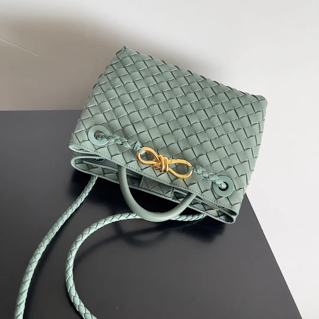 The 2023 new Andiamo batch of 1860 BV has been shipped‼ ️Really popular🔥The new Andiamo woven handbag launched by Bottega Veneta this season is really popular all over the world! ! Celebrities at home and abroad have worn it, and Oscar-winning actress Michelle Yeoh has taken it out on the street. Song Jia, Trai Yara, Yu Feihong, Sanji Ayaka, Rosie Hunting-Whiteley, Yoshioka Riho, etc. have all picked up this bag. It is classic and versatile, showing off its temperament, and the bag capacity is also large, which is very convenient for daily commuting! ! A variety of carrying methods, the shoulder straps can be adjusted by yourself, the original lambskin feels soft and delicate, and the neutral style is made to break gender boundaries and bring a more practical and longer-lasting use experience. Andiamo, which has both elegant and casual styles, perfectly interprets the true appearance of "fashionable old money style". Style number: 743568 Size: 25*22*10.5cm